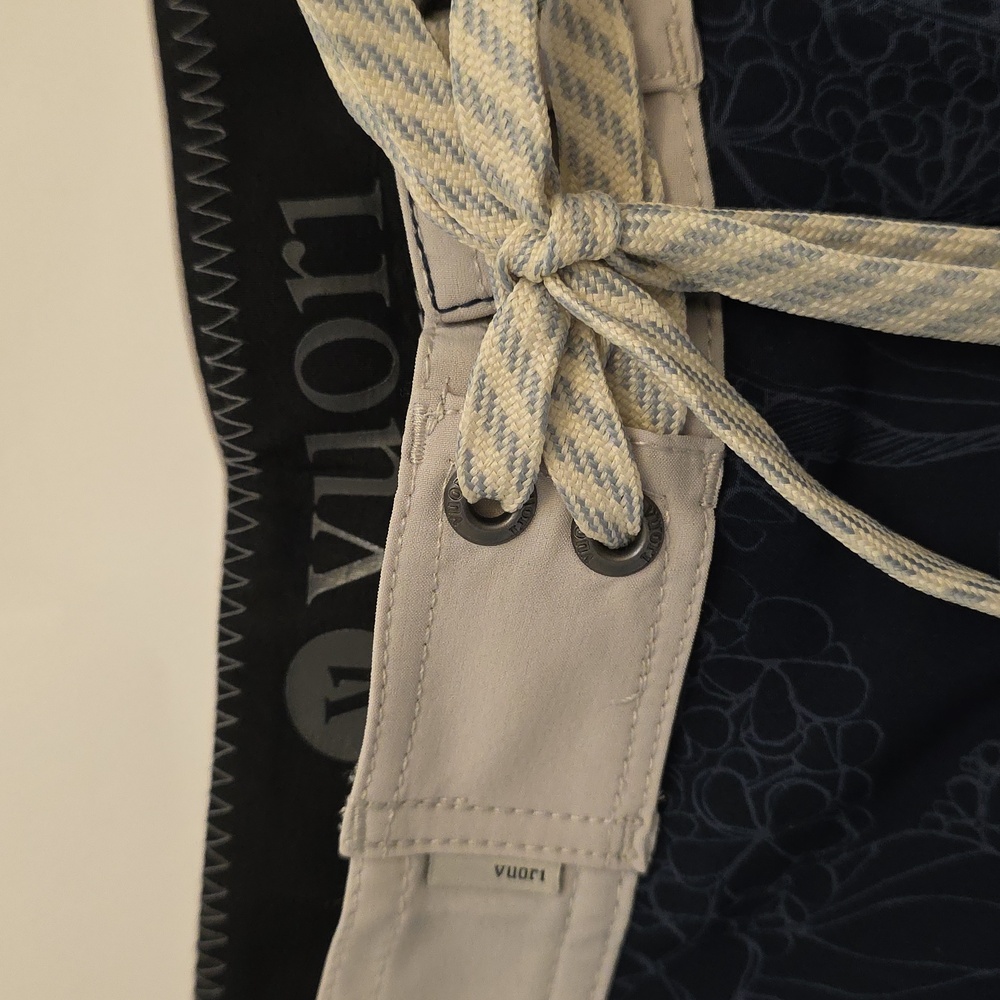 NWT Men's Vuori Cruise Boardshorts in Color Ink Hydrangea Waist 30" Length 17.5" - Picture 5 of 12